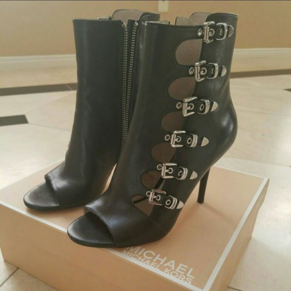 Michael Kors Cassie Black booties Size: 7
